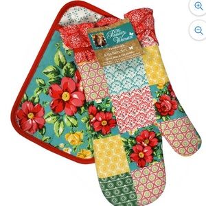 New- Rare - The Pioneer Woman Vintage Floral Patchwork Oven Mitt and Potholder.